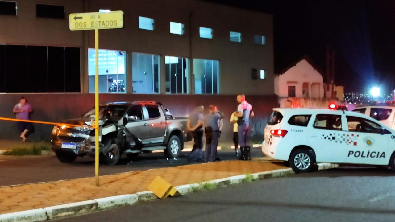 Foto 15 de 15 — Viatura da PM e Caminhonete batem violentamente no Jardim Brasil